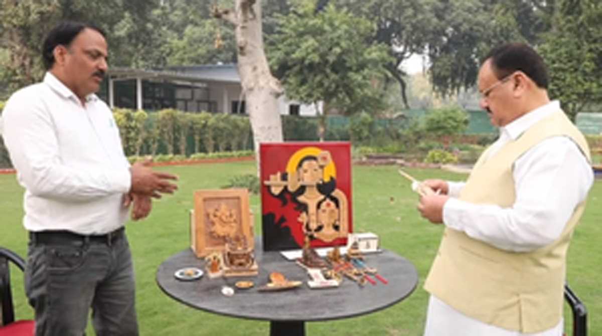 पीएम मोदी के वोकल फॉर लोकल को बढ़ावा देने के तहत जेपी नड्डा ने की स्वदेशी उत्पादों की खरीदारी